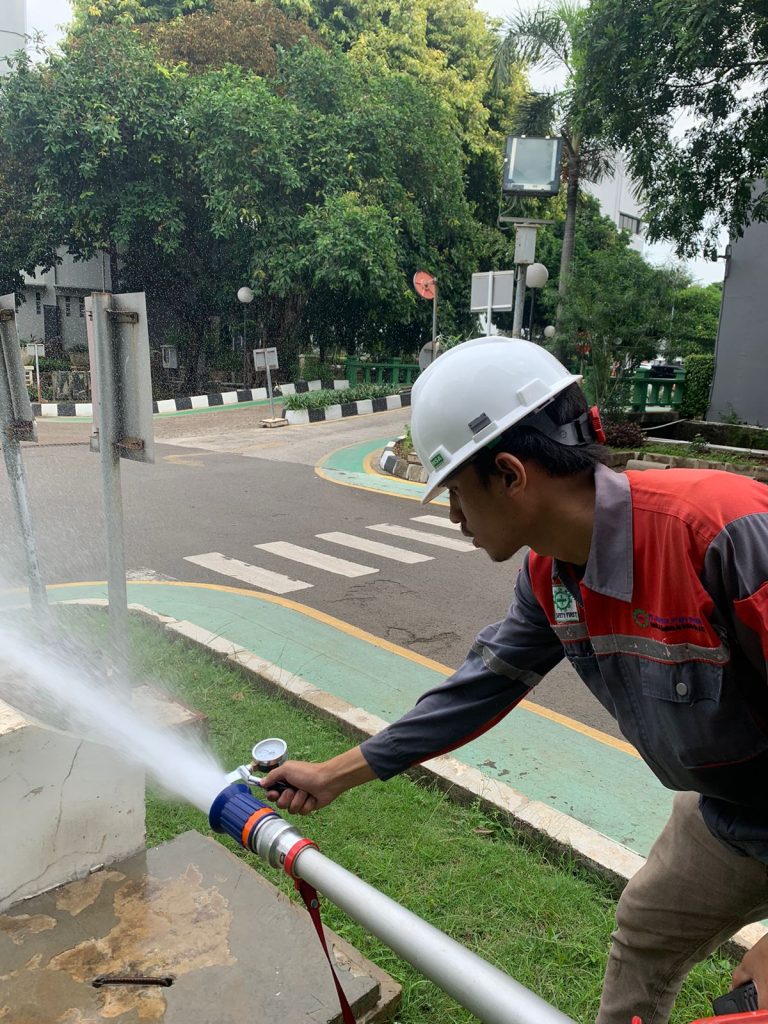 pengukuran tekanan air dalam pengujian selang hydrant